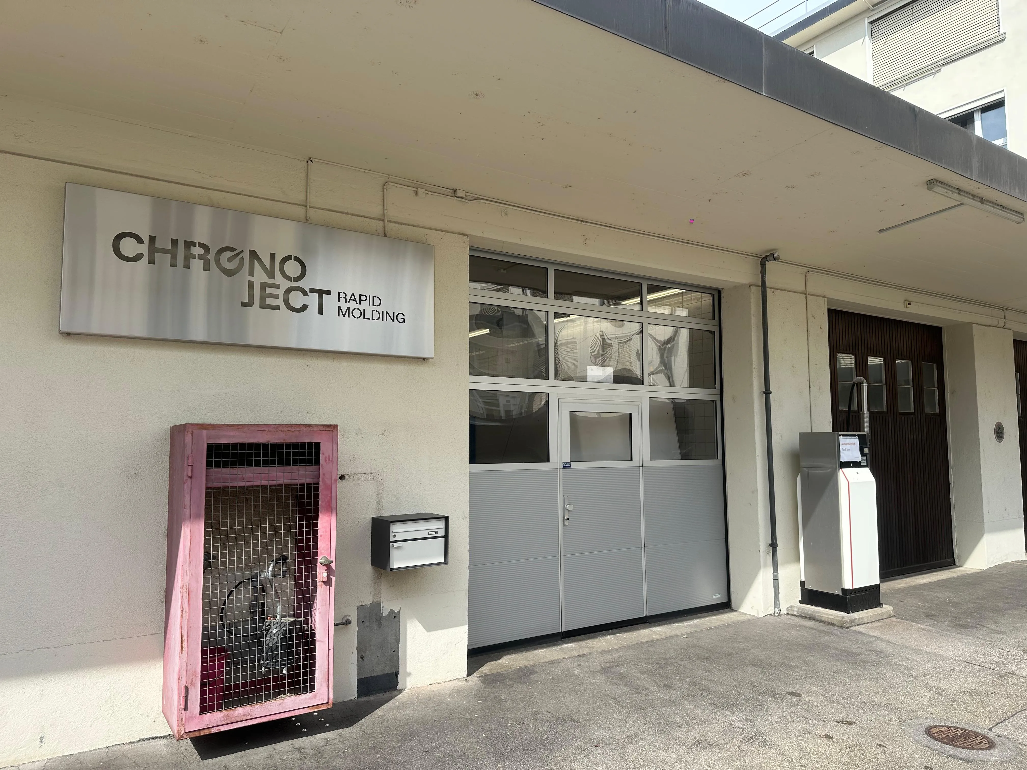 Eingang zum Standort von Chronoject in Rapperswil mit CHRONOJECT Rapid Molding Beschriftung.