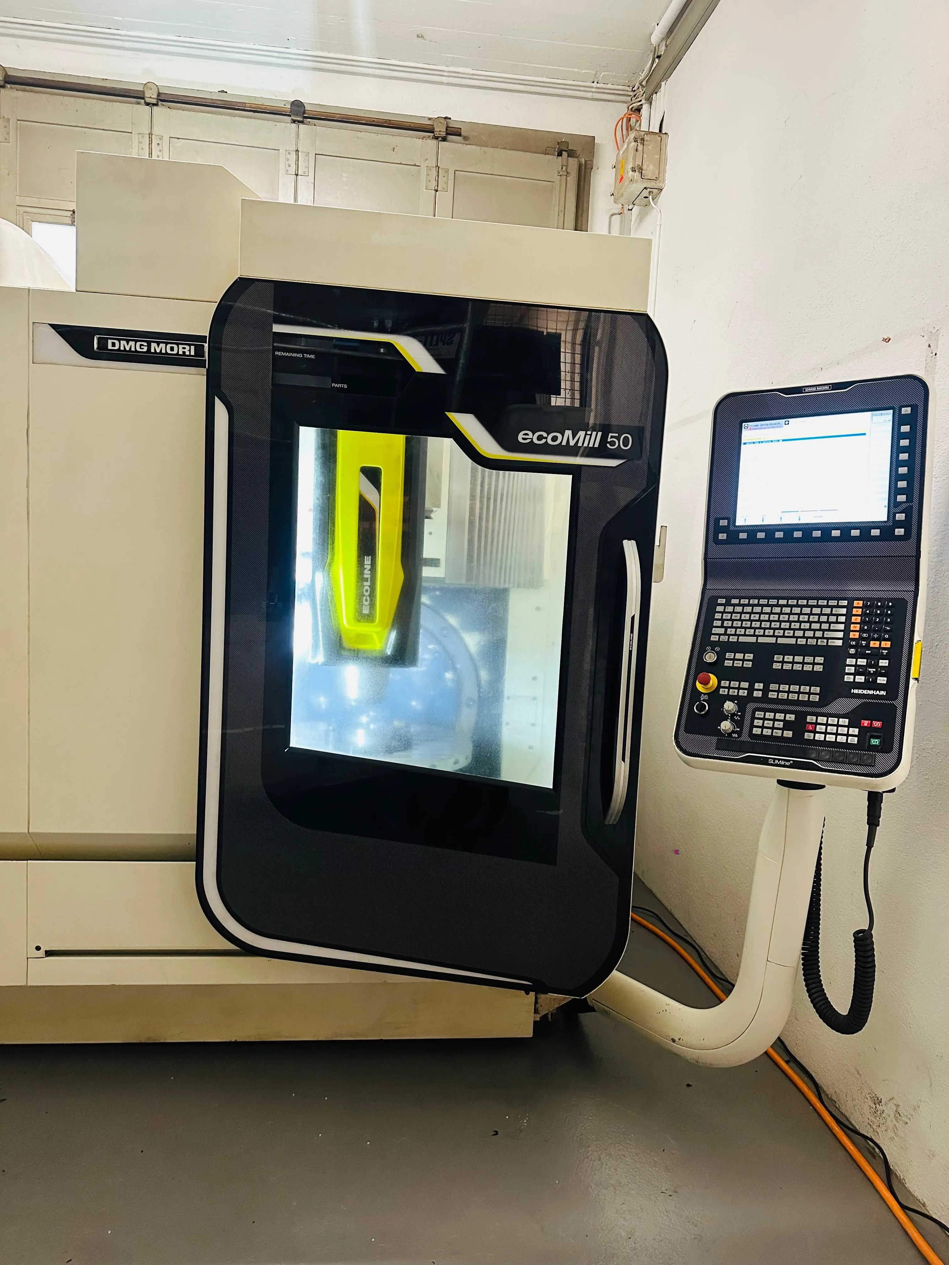 Detailansicht des Arbeitsraums der DMG MORI EcoMill 50 mit Werkzeugaufnahme.