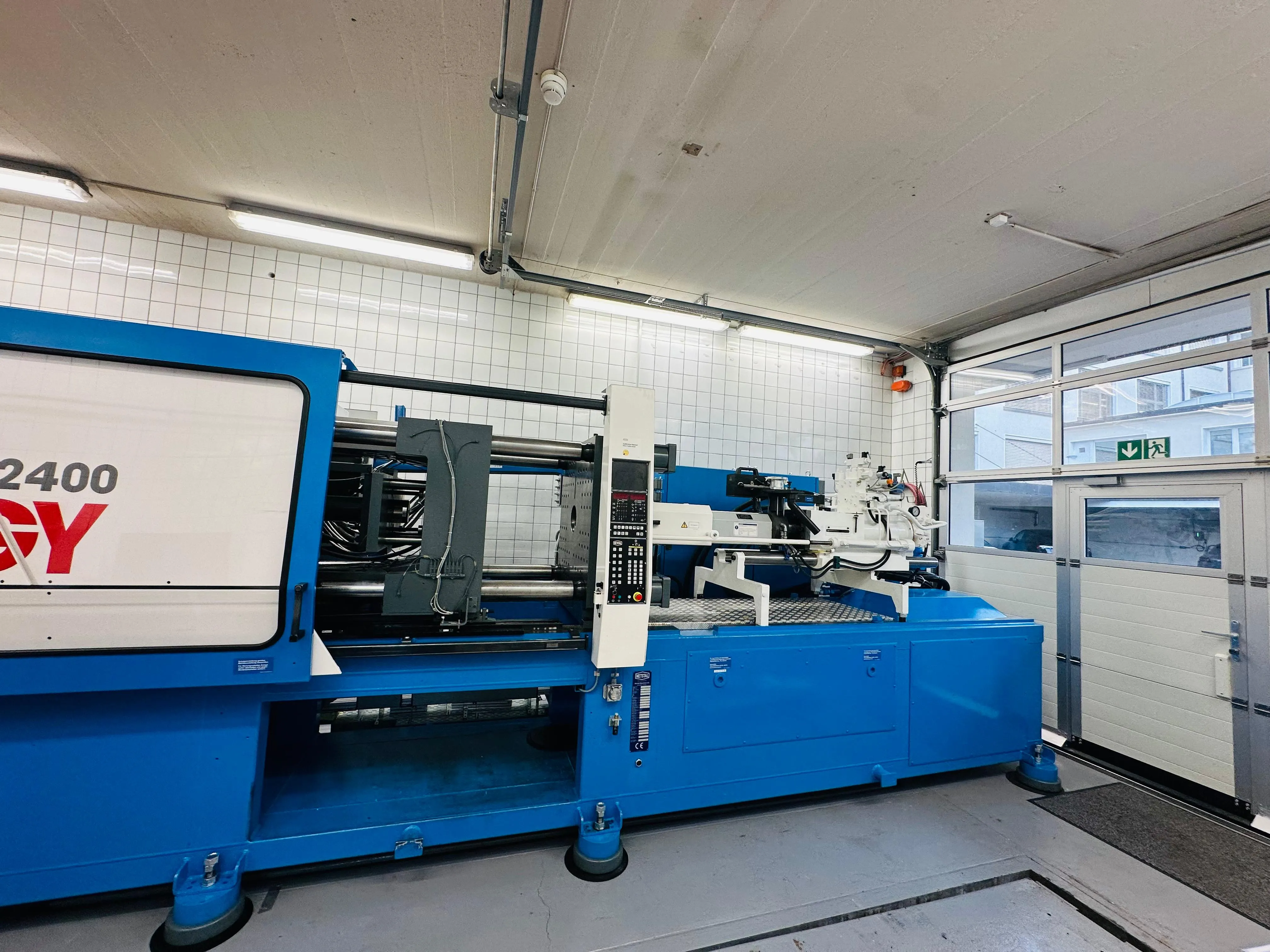 Netstal Synergy 2400 Spritzgussmaschine in der Fertigung von Chronoject in Rapperswil.