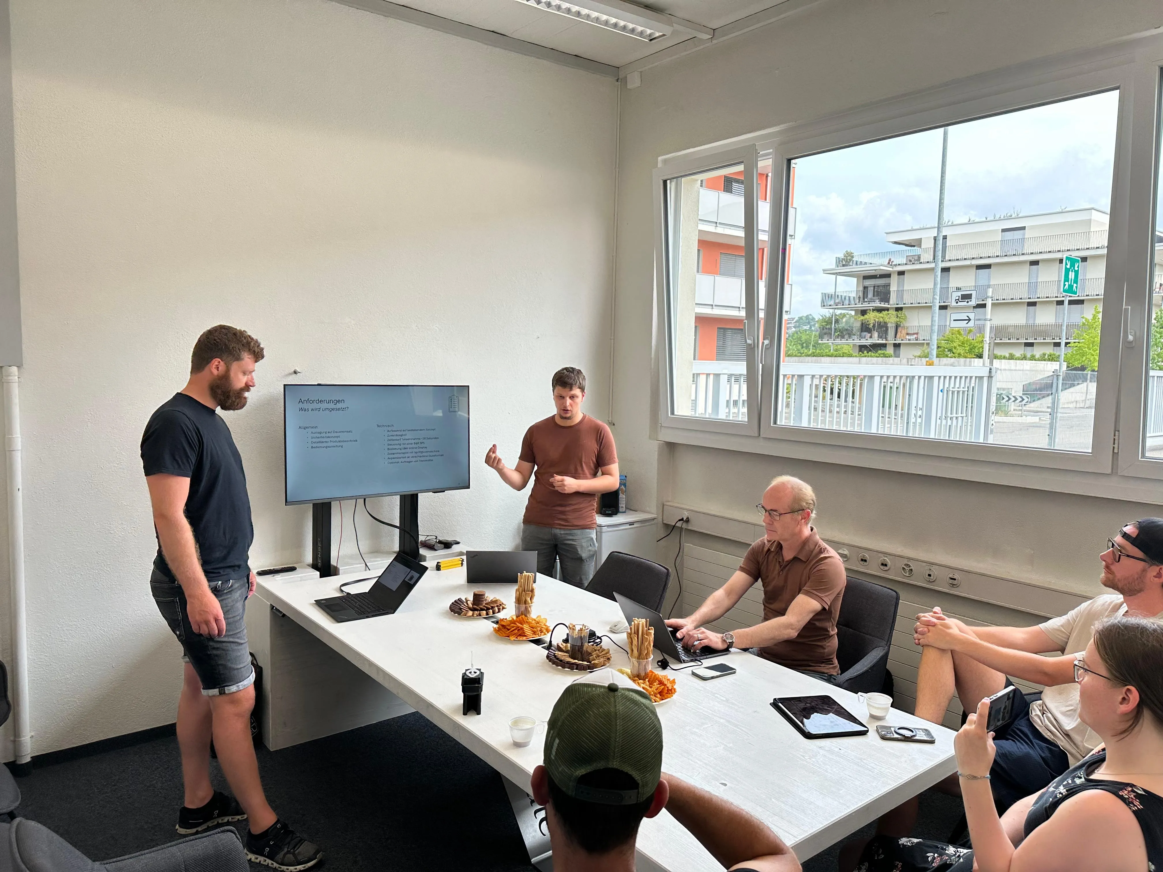 Das Chronoject-Team bespricht die Anforderungen eines Projekts im Besprechungsraum in Rapperswil.